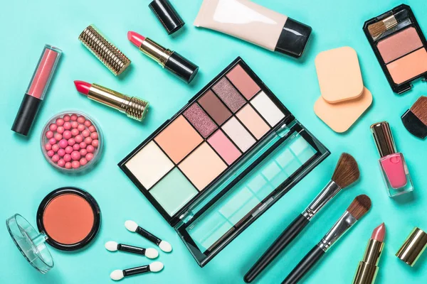 Trucco cosmetici professionali su sfondo menta. — Foto Stock