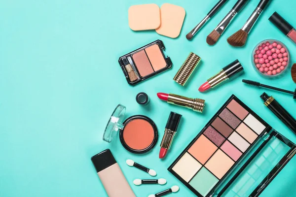 Trucco cosmetici professionali su sfondo menta. — Foto Stock