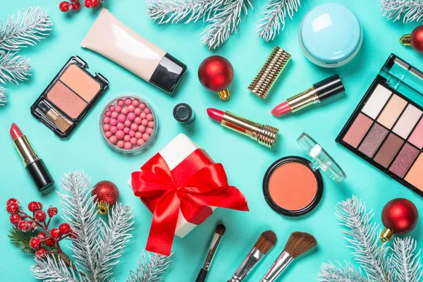 Cosmétiques professionnels de maquillage avec décor de Noël. — Photo