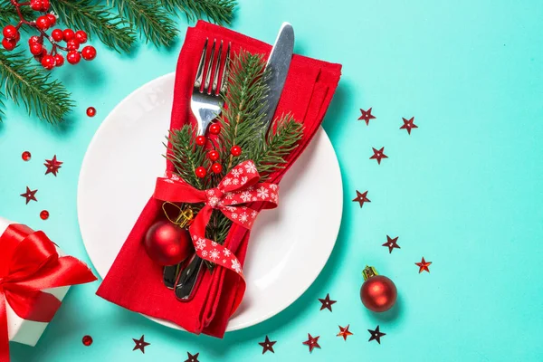 Dekorasyonları en üstte olan Noel tablosu.