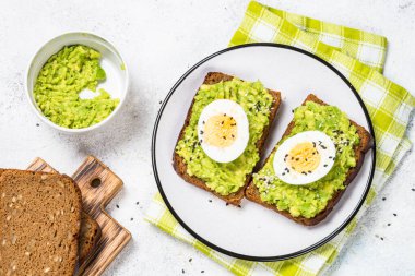 Beyaz arkaplanda Avokado Sandviçleri.