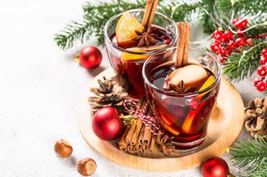 Beyaz şarap ve noel süslemeleri..