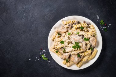 Krema soslu tavuk ve mantarlı makarna..