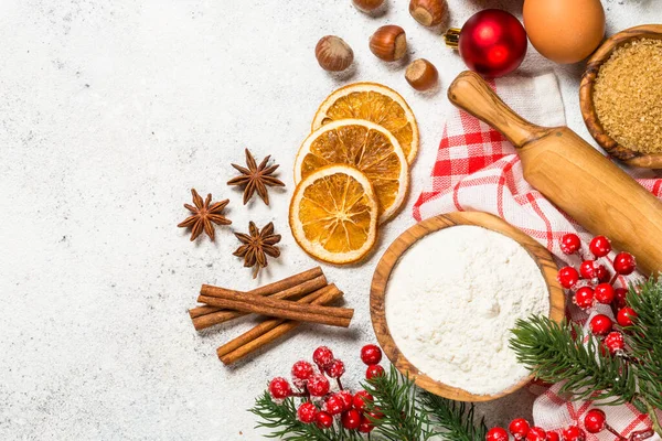 Fondo para hornear de Navidad sobre mesa blanca. — Foto de Stock