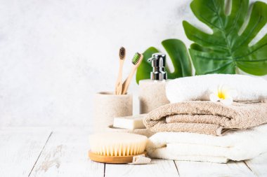 Masada seramik sabun ve havlular olan banyo arka planı..