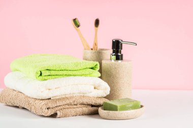 Masada seramik sabun ve havlular olan banyo arka planı..