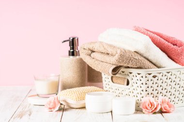Masada seramik sabun ve havlular olan banyo arka planı..