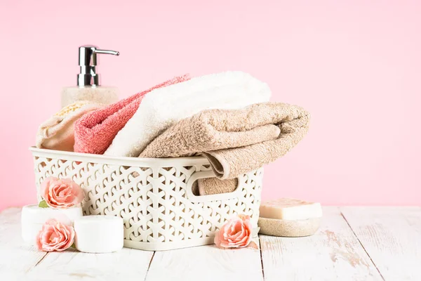 Bathroom background with ceramic soap and towels at the table. — Stock Photo, Image