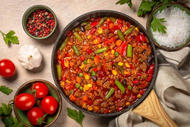 Koyu taş masada tavada Chili con carne.