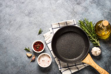 Yiyecek arka planında otlar ve baharatlar var..