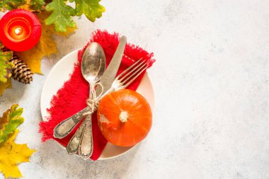 Güz tablosu beyaz masada üst görünümü ayarlıyor.