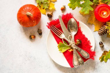 Güz tablosu beyaz masada üst görünümü ayarlıyor.