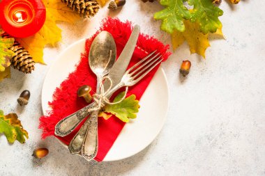 Güz tablosu beyaz masada üst görünümü ayarlıyor.