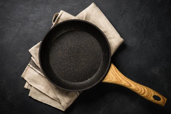 Padella o padella sul tavolo nero. — Foto Stock