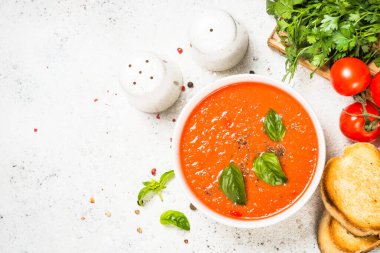 Beyaz masada domates çorbası.