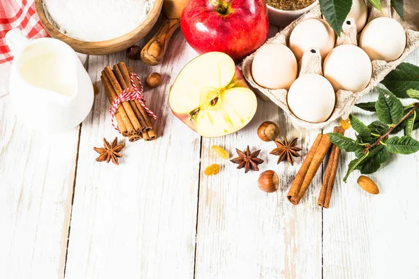 Otoño ingredientes para hornear en blanco. —  Fotos de Stock