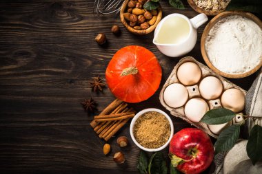 Yemek malzemelerini mutfak masasına bırak..