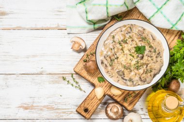 Beyaz masada krema soslu şampiyonlar.