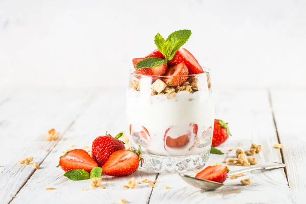 Parfait de yogur griego con fresa. —  Fotos de Stock