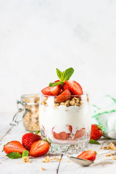 Greek yogurt parfait with strawberry. — Stock Photo, Image