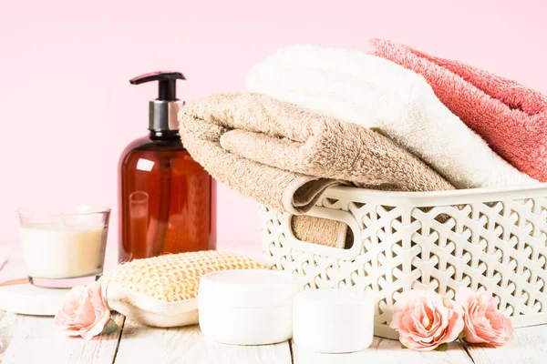 Bathroom background with towels, soapand cosmetics bottle at the table. — Stock Photo, Image