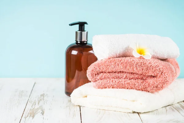 Bathroom background with ceramic soap and towels at the table. — Stock Photo, Image