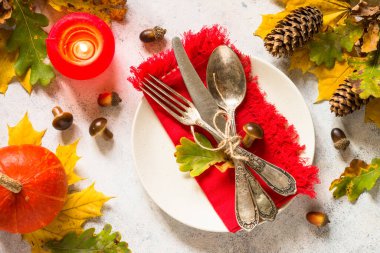 Güz tablosu beyaz masada üst görünümü ayarlıyor.