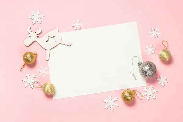 Fondo plano rosa de Navidad con caja actual y decoraciones. —  Fotos de Stock