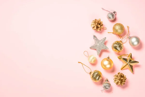 Natal rosa flat lay fundo com decorações de férias. — Fotografia de Stock