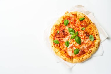 Beyaz arka planda fesleğen yapraklı pizza Margarita. Metin için boşluk olan üst görünüm.