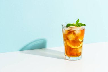 Buzlu çay, limonata, Long Island. Renkli arka planda sert gölgeli yaz içeceği.