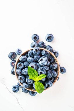 Kasede yabanmersini var. Kopyalama alanı olan beyaz tablo üzerindeki üst görünüm.