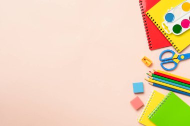 Okul konseptine geri dönelim. Okul kağıtları, renkli arka planda okul malzemeleri. Kopyalama alanı olan düz.