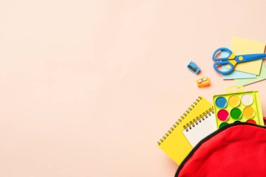 İçinde renkli malzemeler olan okul çantası. Fotokopi alanı olan düz bir yer. Okul konseptine dönelim..