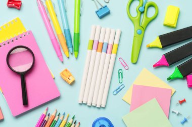 Ofis kağıtları mavi arka planda. Üst Manzara. Not defteri, işaretleyiciler, kalemler, hesap makinesi ve diğerleri.