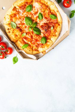 Beyaz arka planda karton bir kutuda pizza Margarita. Lezzetli öğle veya akşam yemeği, fast food.