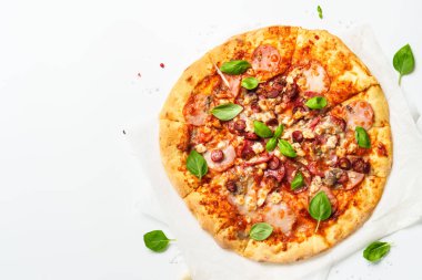Beyaz arka planda pizza. Jambonlu, salamlı ve sosisli lezzetli et pizzası. Beyaz üzerine üst görünüm.