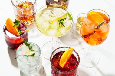 Margarita ve diğer yaz içkileri beyaz arka planda..