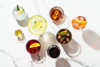 Kokteyl partisi, alkol kokteyli. Viski, margarita, Aperol spritz, Küba libre, kırmızı şarap, negroni, sangria ve jin tonik beyaz arka planda. Üst görünüm.