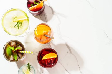 Alkol kokteyli içecekler. Beyaz arka planda viski, margarita, aperol spritz, Küba libre, negroni, sangria ve jin toniği..