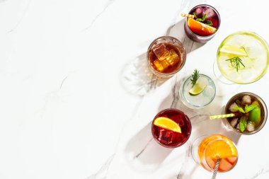 Alkol kokteyli içecekler. Beyaz arka planda viski, margarita, aperol spritz, Küba libre, negroni, sangria ve jin toniği..