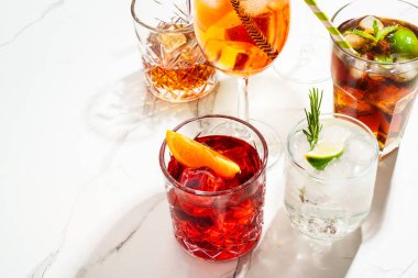 Alkol kokteyli içecekler. Beyaz arka planda viski, margarita, aperol spritz, Küba libre, negroni, sangria ve jin toniği..