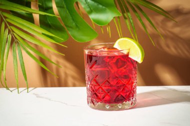 Viski, nar şurubu, acı, limon ve buzlu New Yorker kırmızı kokteyli..