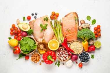 Yemek arkaplanı. Taze sebze, et, balık, tahıl, yaprak ve meyve. Üst görünüm.