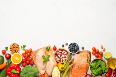 Yemek arkaplanı. Taze sebze, et, balık, tahıl, yaprak ve meyve. Üst görünüm.