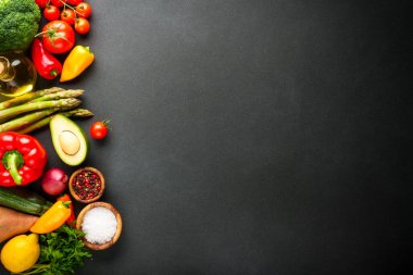 Siyah arka planda sebzeler. Paprika, kuşkonmaz, domates, brokoli ve avokado. Sağlıklı yemek, vejetaryen yemeği.