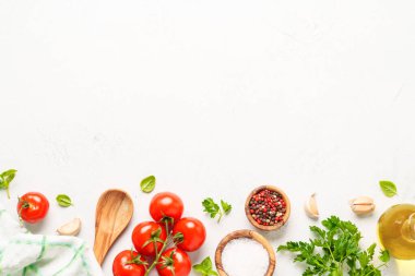 Baharatlar, otlar ve sebzeler ve beyaz mutfak masasında zeytin yağı. Kopyalama alanı olan üst görünüm.