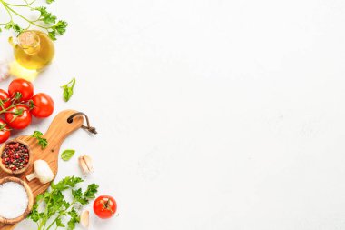 Mutfak masasında yemek malzemeleri var. Kopyalama alanı olan düz resim.