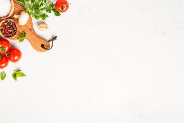 Baharatlar, otlar ve sebzeler ve beyaz mutfak masasında zeytin yağı. Kopyalama alanı olan düz resim.