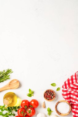 Baharatlar, otlar ve sebzeler ve beyaz mutfak masasında zeytin yağı. Yemek pişirme geçmişi. Düz, dikey.